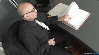 Jefe maduro folla joven secretaria latina