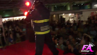 Une fille fait chaud dans une séance de strip-tease masculin