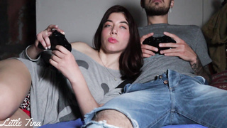 Tina - Me la chupa para distraerme y ganar en el fifa