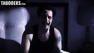 Padre súplica de rodillas a su hija que se deje follar