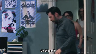 Dando la bienvenida con las piernas abiertas subt