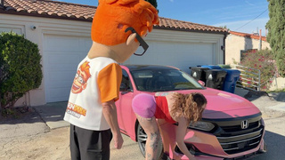 Avalon Mira - Porn Dude Peeks Under Avalon Mira’s Hood (17/12/26)