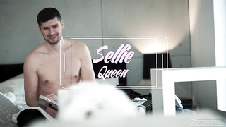 Selfie Queen (2020) Julia De Lucia