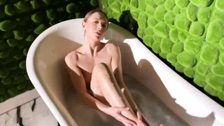 a mama le gusta masturbarse dando se un baño