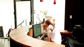 seduciendo a la recepcionista