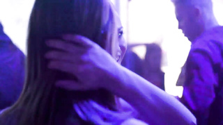 ligando  en la discoteca