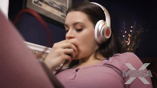 Mi hermana tiene curiosidad sub español