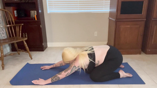 Scarlet Ellie: Yoga time with Mom turns to sex