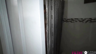 Espiando a mamá termina en polvo