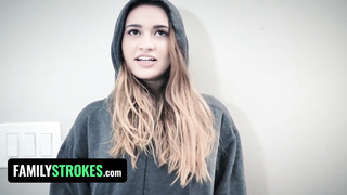 2025-Busty pequeña milf Crystal Rush prepara el coño de su hijastra para la polla de su p