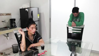 Mientras el cornudo de mi marido no está en casa, su hijastro me folla el coño mejor que él. HISTORI