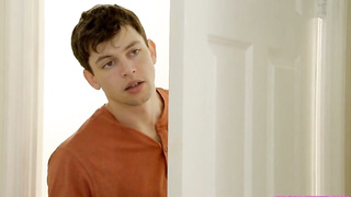 Mom caught her daugther with her boyfriend(MP4__MP4)_1