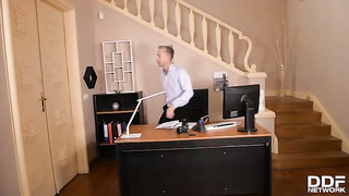 hotel hot girl curlly hairstyle