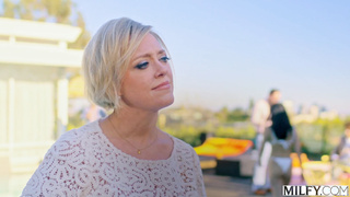 Dee xxx hungry for cock at party © 2023