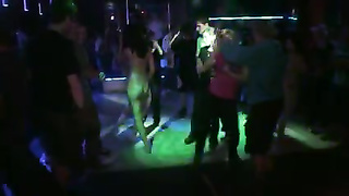 Gwen Polanska desnuda en discoteca