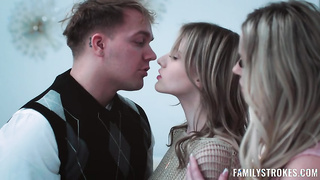 Mama ensenando a follar a su hija - porno gratis