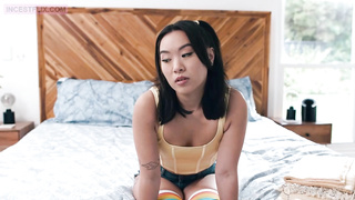 chica le gusta ver su madrastra con su nuevo  traje de baño