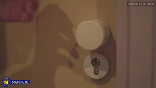 chica se folla a su abuelo