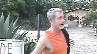 Milena atende um cliente encima da mesa