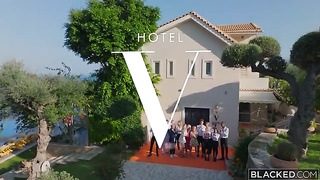 Agatha trai o namorado com os funcionários do hotel