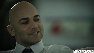 Leah satisfaz o dono da mansão