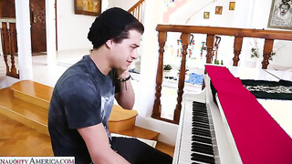 Nicole tem aulas de piano