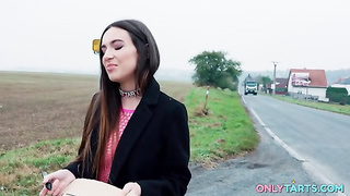 chica haciendo autostop