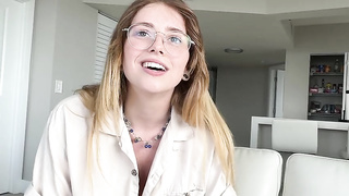 Hermosa chica con lentes coje con su hermano