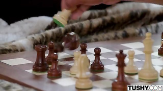 Kagney perde o jogo de xadrez e tem que pagar