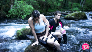 dos lesbianas trans fallándose en la cabaña