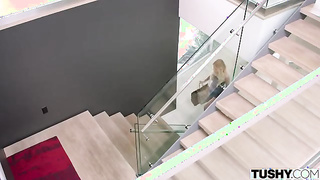 Natalia recebe dois homens na sua casa