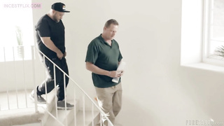 padre obñiga su hija a follar con otro hombre delante de el