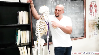 Megan não aguenta o pau do professor