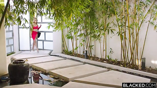 Alina é explorada sexualmente pelo seus empregados