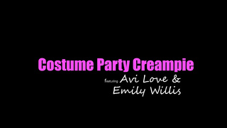 Engaña a su hermana y amiga, para follarsela en halloween ... subt. con Emily Willis y Avi love