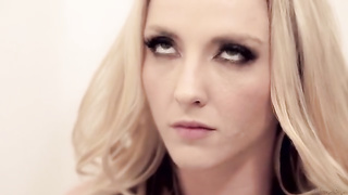 Nina ensina sua filhinha a brincar