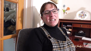 Mature Mom - Ruby Cattrall XXX