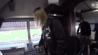 Rubia flaca se corre duro mientras folla a un extraño en el tren Catarina Petrov sub esp