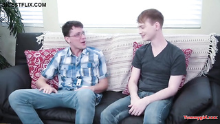 dos jovenes con mama