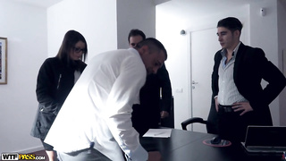 Valentina Bianco Una Buena Secretaria sabe Resolver cualquier Negocio Sub Esp