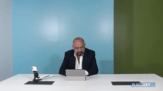 Joven secretaria latina, último dia en la oficina. Despedida especial al jefe