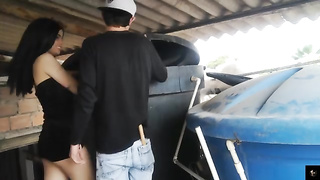 Joven latina contrata al plomero. Español/Latina