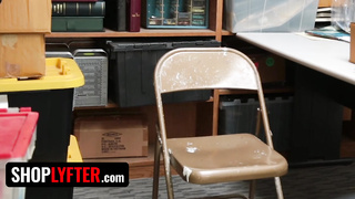 Chica tímida shane blair se cubre el coño con semen para evitar problemas con la ley.