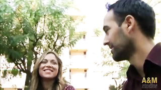 Desconocidos hacen oferta de trabajo a mujer casada y la follan delante del marido. Español