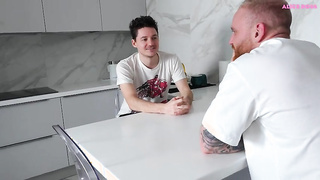 Cállate o mi novio te escuchará follarme! - Linda chica engañando a su novio con su mejor amigo!