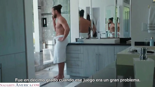 La amiga de mi hija viene a mi baño cuando voy a la ducha .... subt